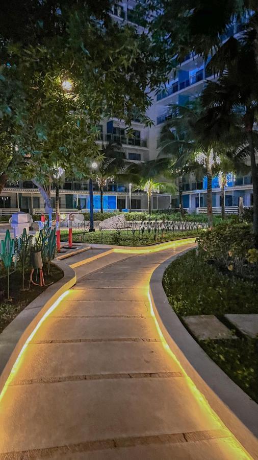Azure Urban Resort Maui Unit Манила Екстериор снимка