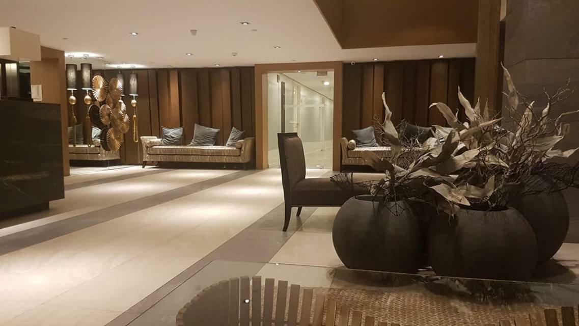 Azure Urban Resort Maui Unit Манила Екстериор снимка