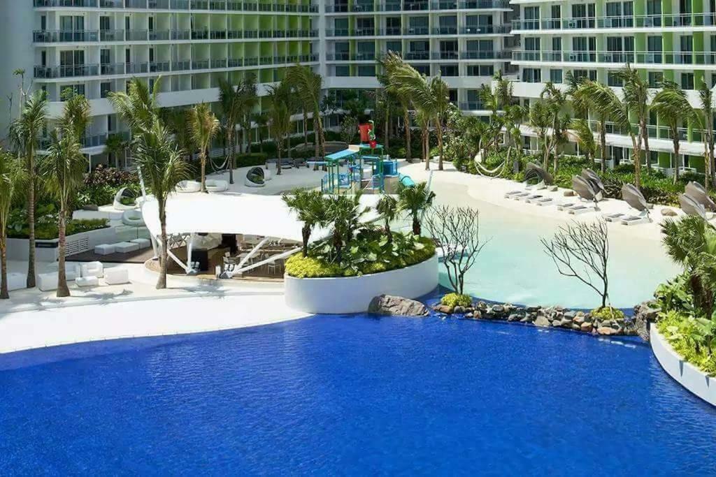 Azure Urban Resort Maui Unit Манила Екстериор снимка